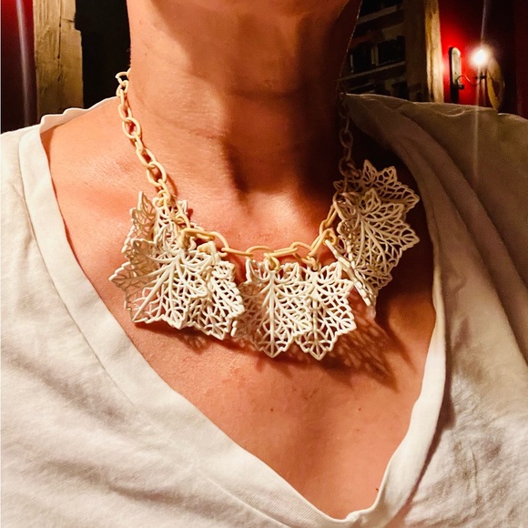 Vintage celluloid leaf necklace. Fantastic! Pristine! - Picture 5 of 7